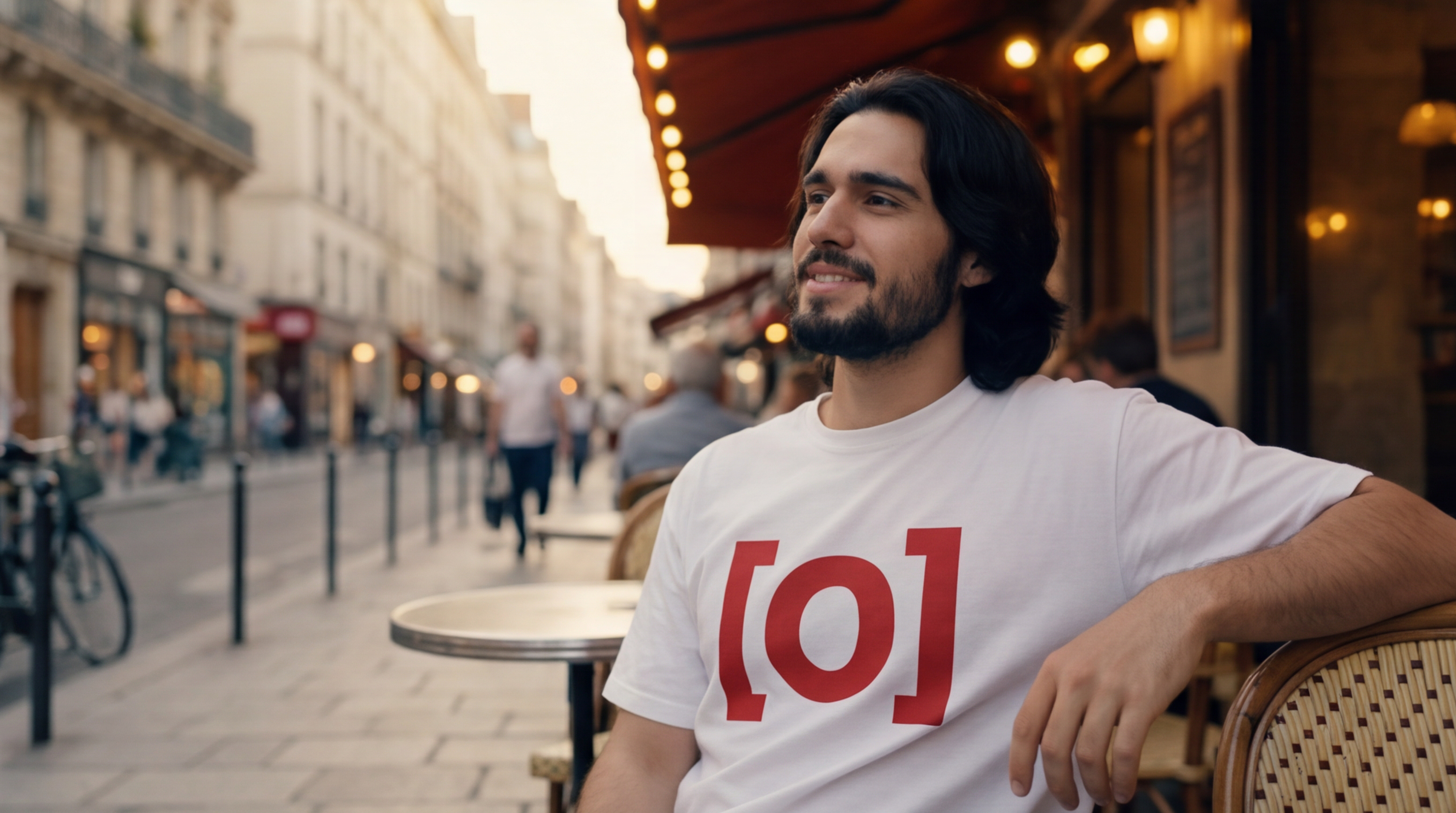 Man met rood [O]-logo op zijn T-shirt op een Parijs terras