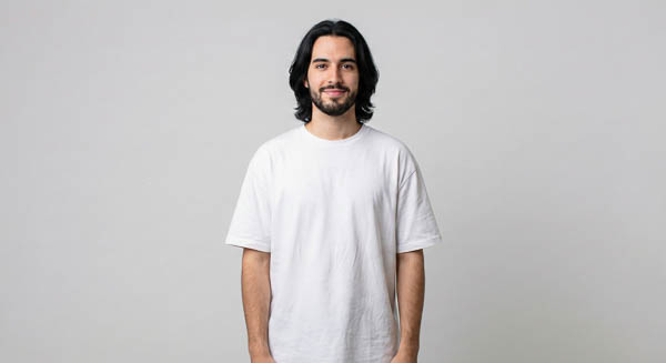 AI-personage in wit T-shirt tegen een neutrale achtergrond