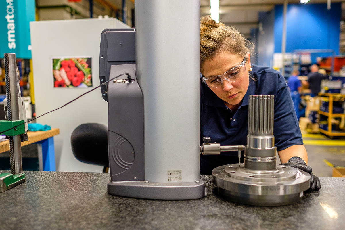 Medewerkster meet een onderdeel op bij Dana