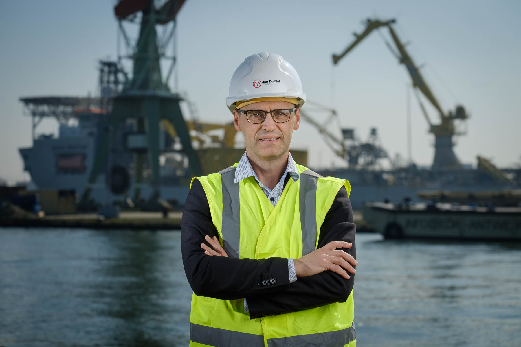 Bedrijfsportret van een projectleider in de haven