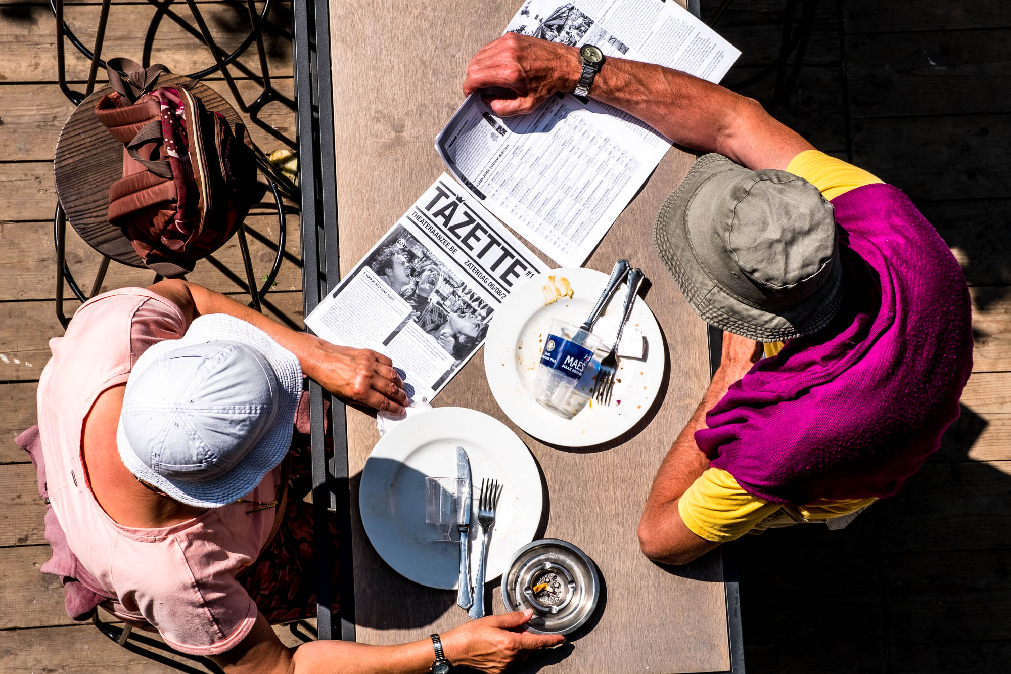 Twee mensen aan een cafétafel, van bovenaf gefotografeerd