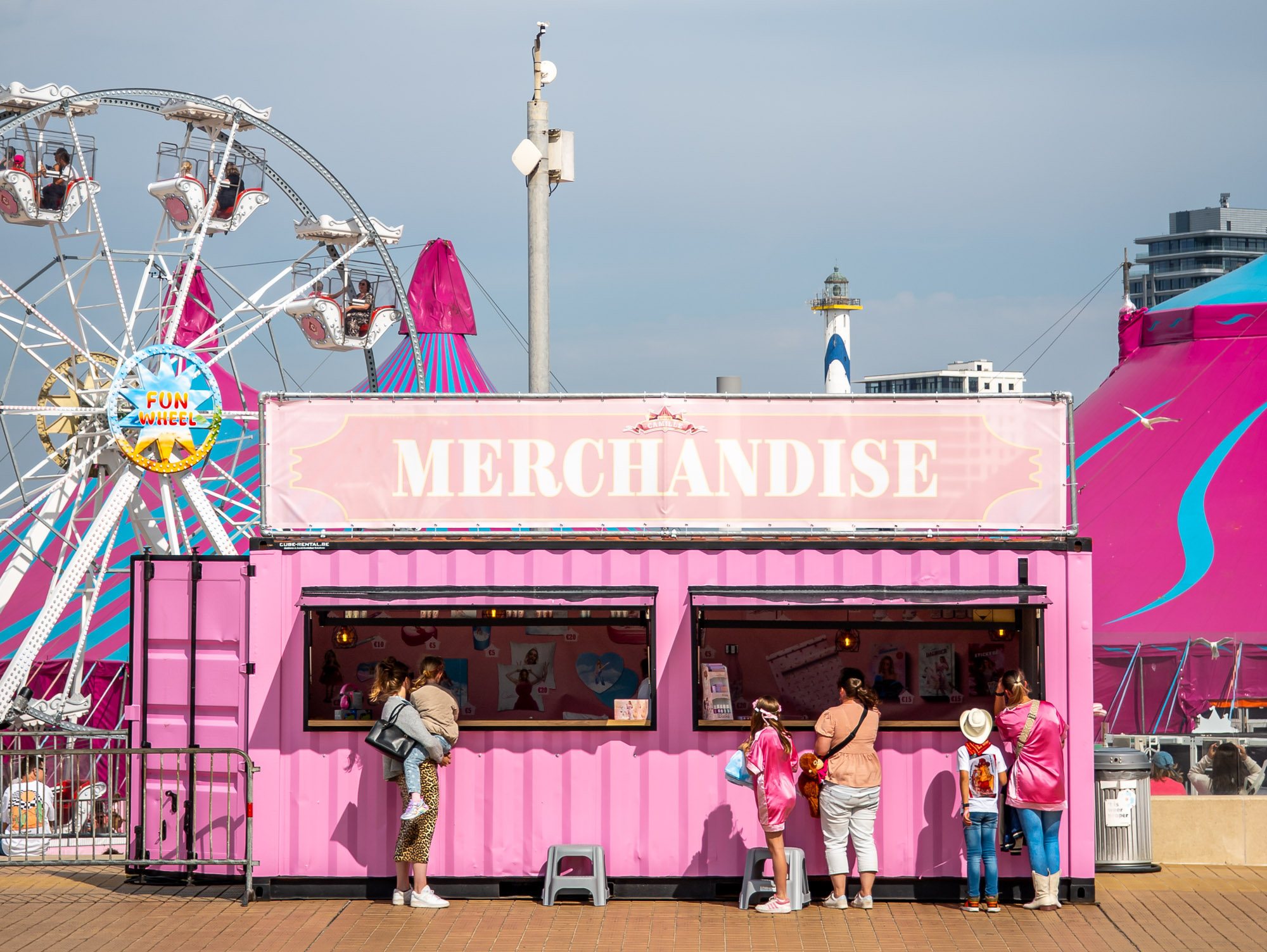 Roze merchandisecontainer en reuzenrad op de zeedijk van Oostende