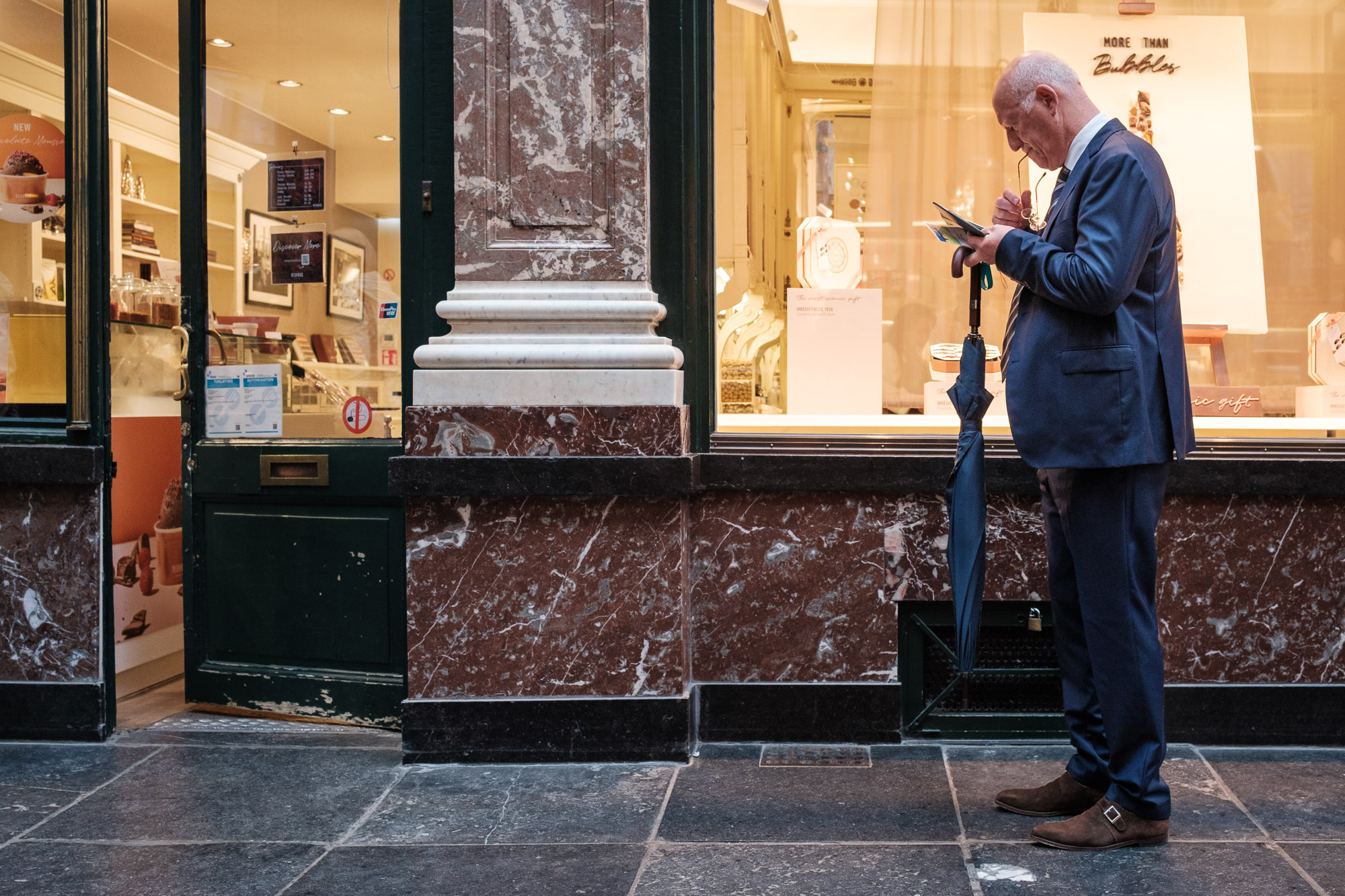 Straatfotografie in een graffitistraat