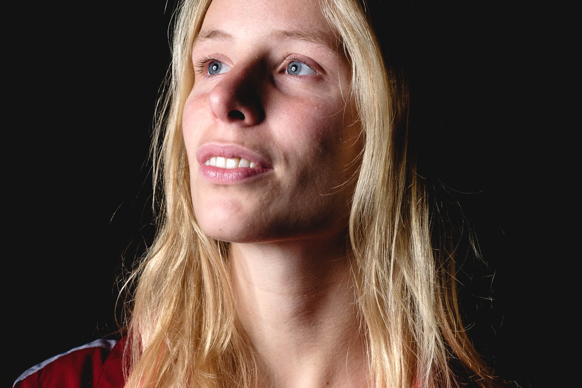 Portret met indirecte flits tegen een zwarte achtergrond